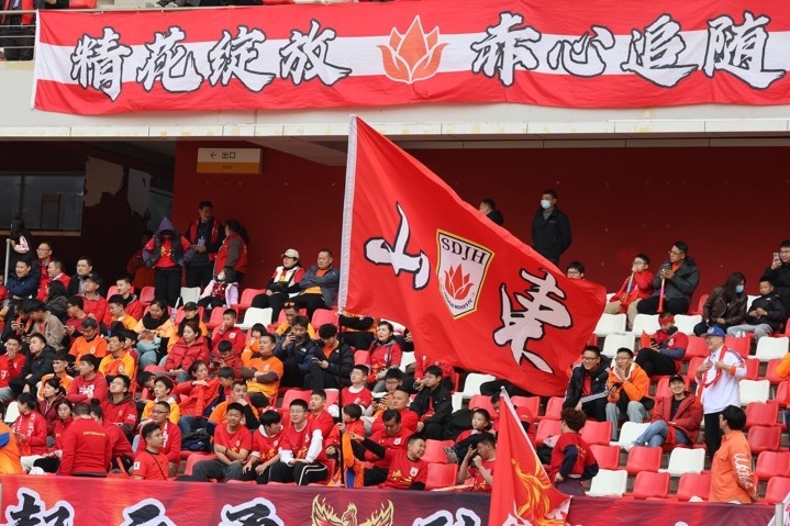 主場(chǎng)上萬(wàn)名球迷的吶喊助威，給山東體彩女足征戰女超增添了能量與動(dòng)力